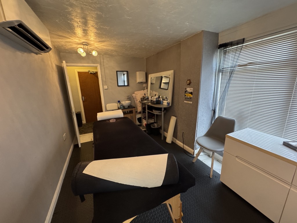 Lot: 68 - MIXED USE INVESTMENT CLOSE TO THE TOWN CENTRE - Commercial unit room two